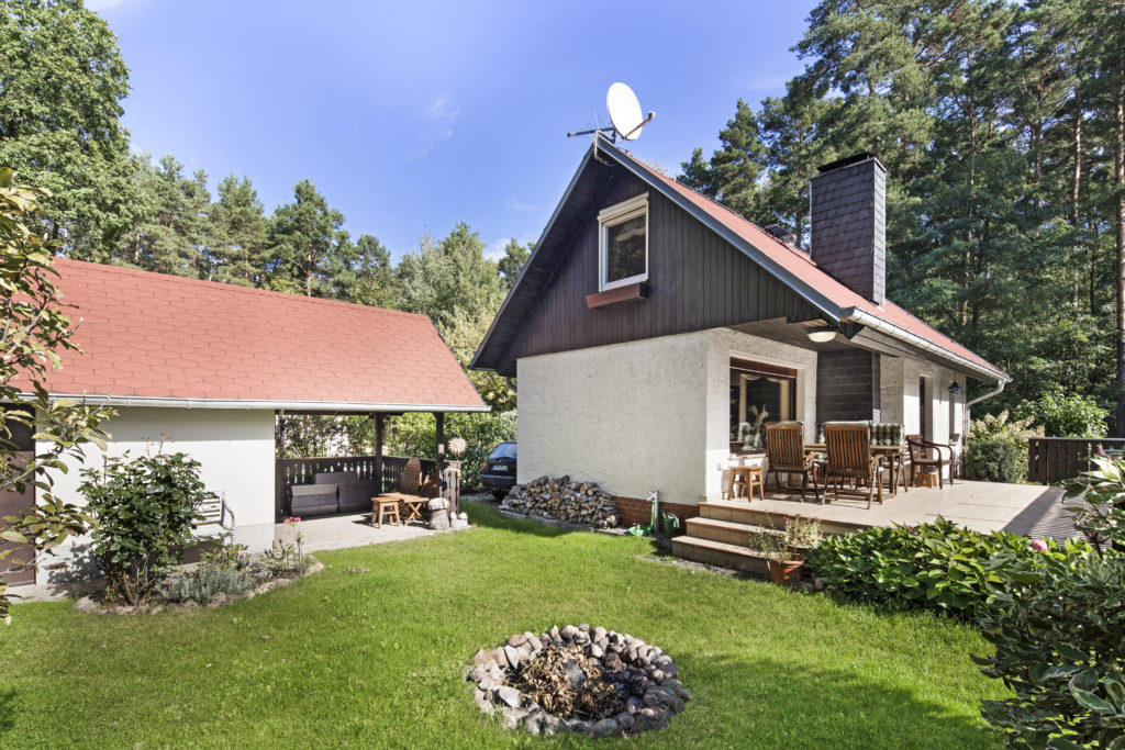 Haus mit blauen Himmel und Garten , Wochenendhaus