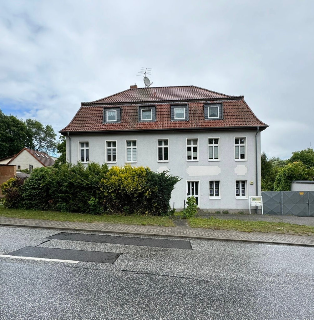 Mehrfamilienhaus blauer Himmel