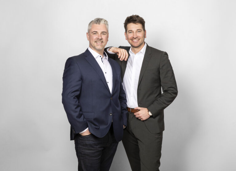 Lars Conrad und Uwe Räsch von der C&R Immobilien GmbH nebeneinander stehend