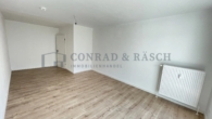 Schöne 2-Zi-Whg. mit zwei Balkonen, Tageslichtbad und Einbauküche - Zimmer rechts