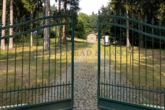 Provisionsfreie Schweden-Idylle: Viel Platz in der Nordheide für 2 Generationen, Gäste & Homeoffice - Schmiedeeisernes Hoftor mit Blick zum Fachwerkhaus