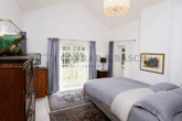 Provisionsfreie Schweden-Idylle: Viel Platz in der Nordheide für 2 Generationen, Gäste & Homeoffice - Schlafzimmer mit Gartenblick im Fachwerkhaus (digital nachbearbeitet)