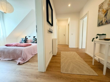 Bezugsfrei & frisch renoviert 3-Zi-DG-Wohnung mit Loggia & Stellplatz nahe BER, 12529 Schönefeld, Etagenwohnung