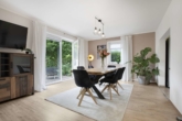 Provisionsfrei, Stadtvilla mit großem Garten, Terrasse und Garage, Familientraum - Wohnzimmer